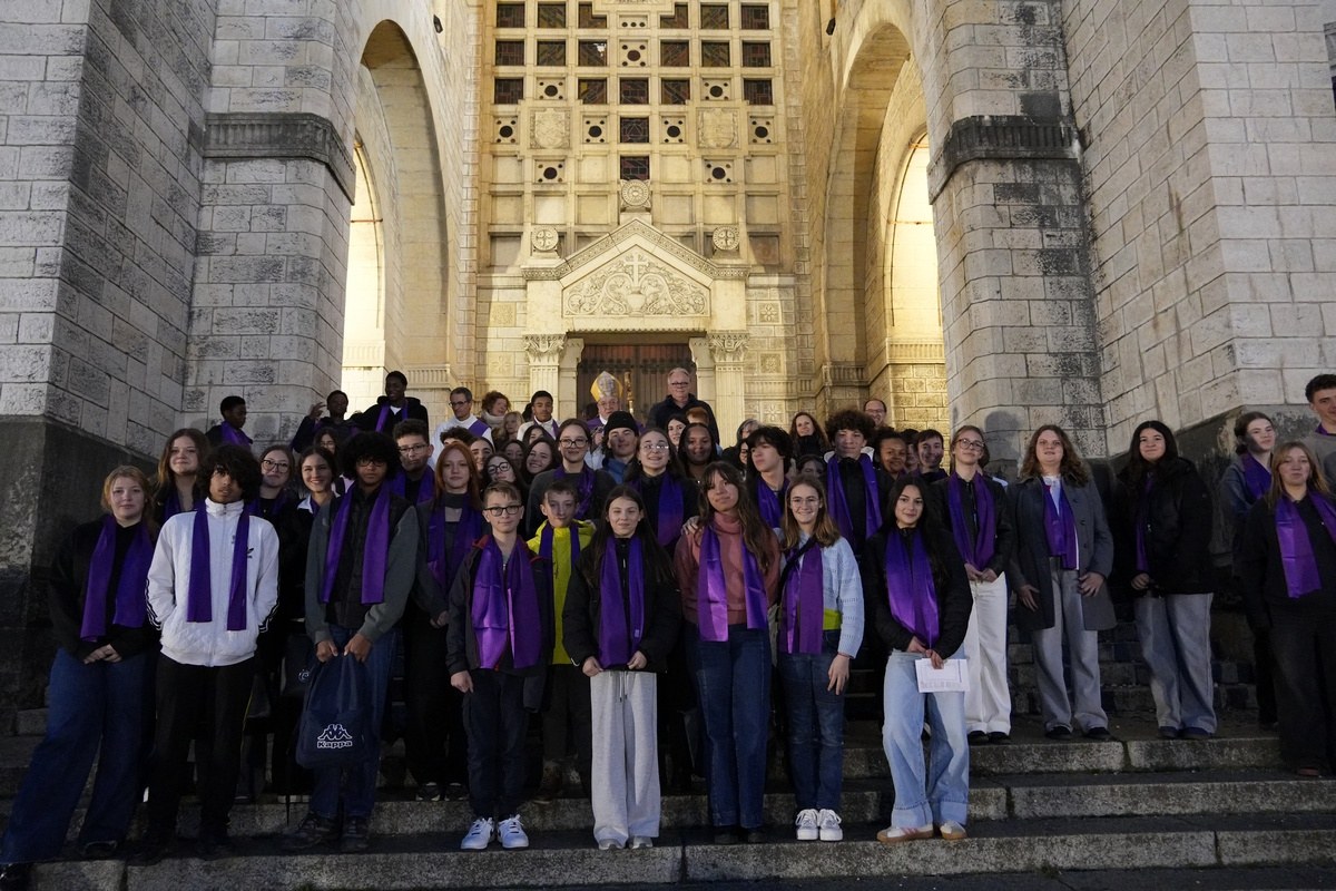Dix collégiens du Sacré-Cœur ont vécu l’appel décisif à Annecy en présence de l’évêque Monseigneur Le Saux, dernière étape avant leur baptême.
