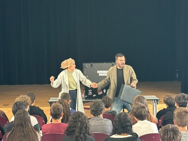 Représentation de Théâtre mode d'emploi devant les élèves de 4e du collège Sacré-Cœur