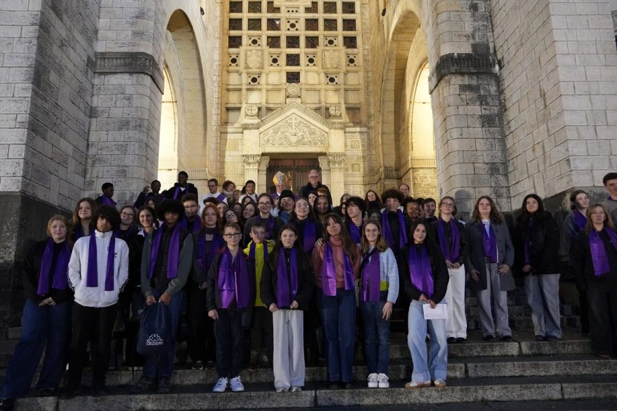 Dix collégiens du Sacré-Cœur ont vécu l’appel décisif à Annecy en présence de l’évêque Monseigneur Le Saux, dernière étape avant leur baptême.